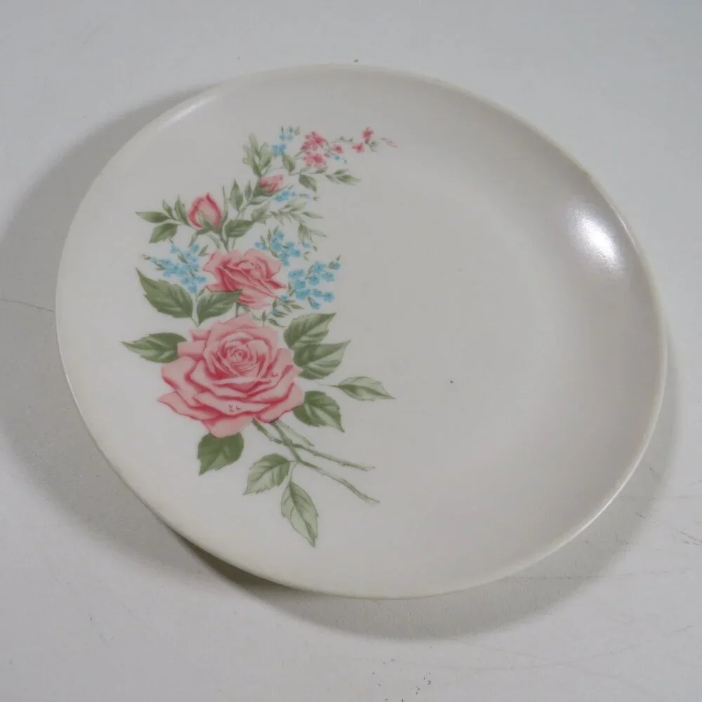 White (1) Melmac Plate with Pink Roses and Blue Flowers